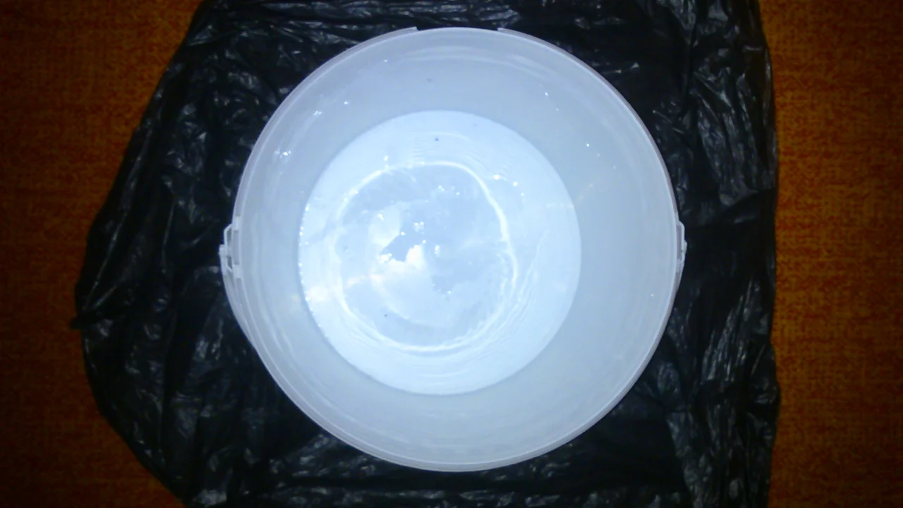 Round plastic pail closure — third-party photographic reference
